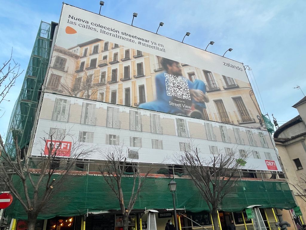 Andamio publicitario de Zalando montado por Jmoneo en Madrid