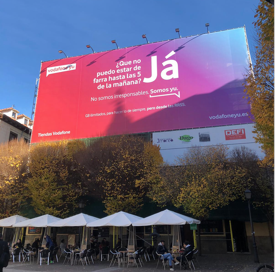 Andamio publicitario de Vodafone yu en Madrid
