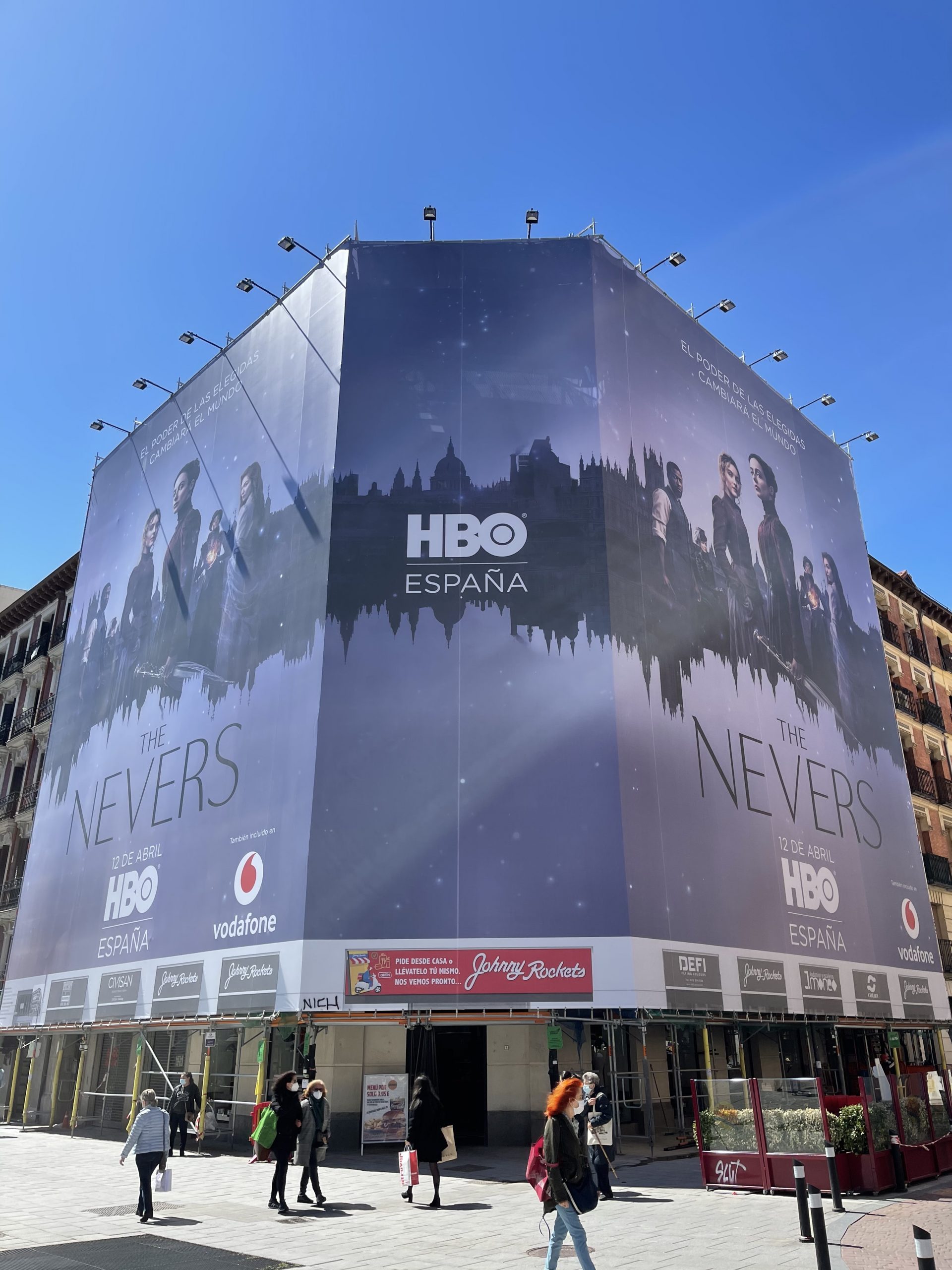 Andamio publicitario de HBO España (The Nevers) en Madrid